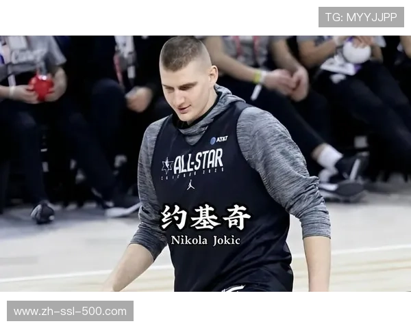 约基奇场边指导年轻球员，传承经验