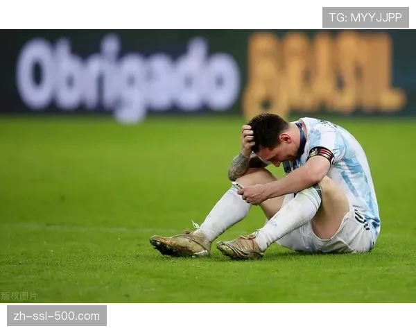 终场哨响，皇马球员塞瓦略斯跪地掩面，赛后发推坦言承担失误责任